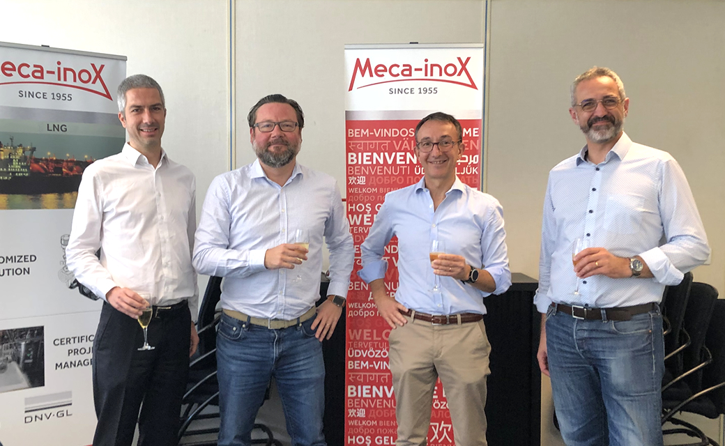 Cette image est une photo prise dans l'entreprise Meca-inox. Quatre personnes peuvent être identifiées, le président de la société et les deux associés BNP Paris Development, son avocat et le directeur général Europe de la société. Le jour où MECA-INOX fait entrer BNP Paaribas développement dans son capital.