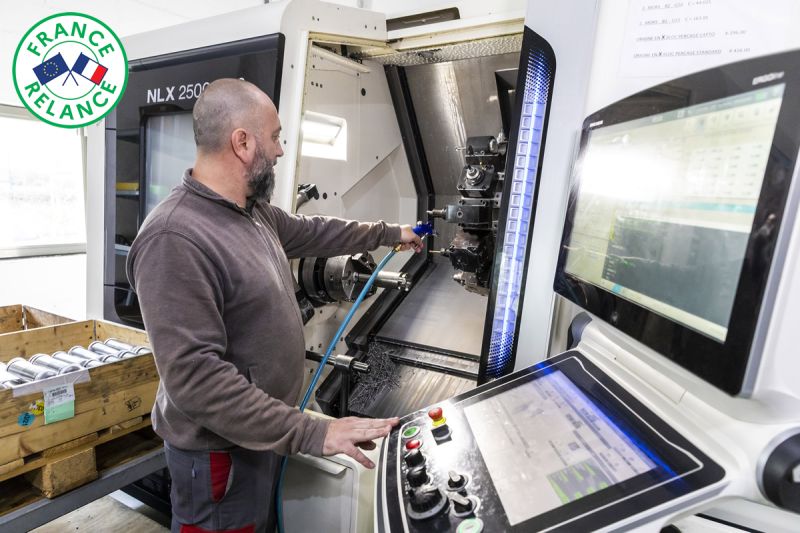 personnel en pleine usinage en utilisant une machine d'usinage de Gisors